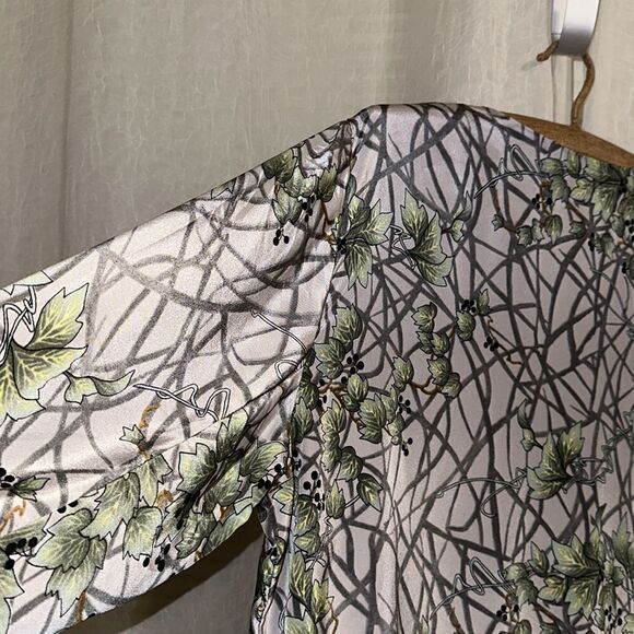 Gray Green 14 Vines and Branches Berry Print V Neck Peplum Long Sleeve Tunic - Picture 9 of 10